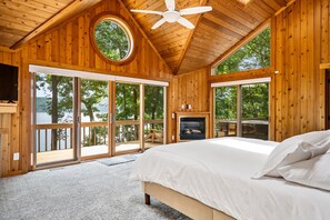 6 bedrooms, desk, iron/ironing board, free WiFi - Lake house w/ indr pool and jacuzzi (Canandaigua)