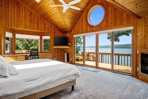 Lake house w/ indr pool and jacuzzi