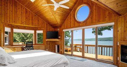 Lake house w/ indr pool and jacuzzi