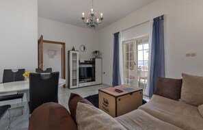 TV - Gorgeous apartment in Senj with WiFi (Senj)