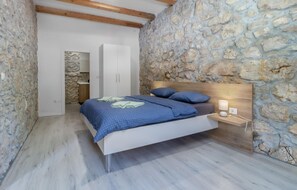 8 bedrooms, travel crib, free WiFi, bed sheets - Stunning home in Tribalj (Tribalj)