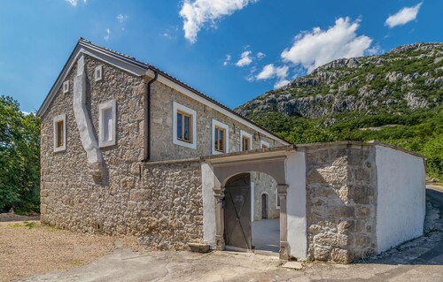 Stunning home in Tribalj