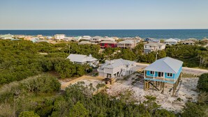 Un quartier résidentiel situé sur la côte, avec des maisons, une maison de vacances en bord de mer et une vue sur l’océan.