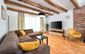 Smart-tv, eldstad, bordsfotboll och ett bordtennisbord