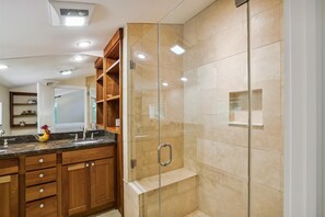 Dusche, Haartrockner, Handtücher