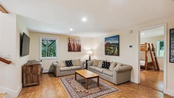 Smart-tv, eldstad och ett bordtennisbord