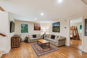 Smart-TV, Kamin, Tischtennisplatte