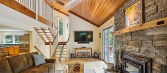 Maple House: 4 br, fireplace, a/c, hot tub, deck, community summer pool!