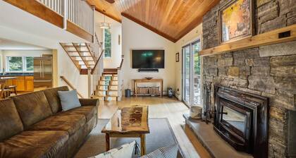 Maple House: 4 br, fireplace, a/c, hot tub, deck, community summer pool!