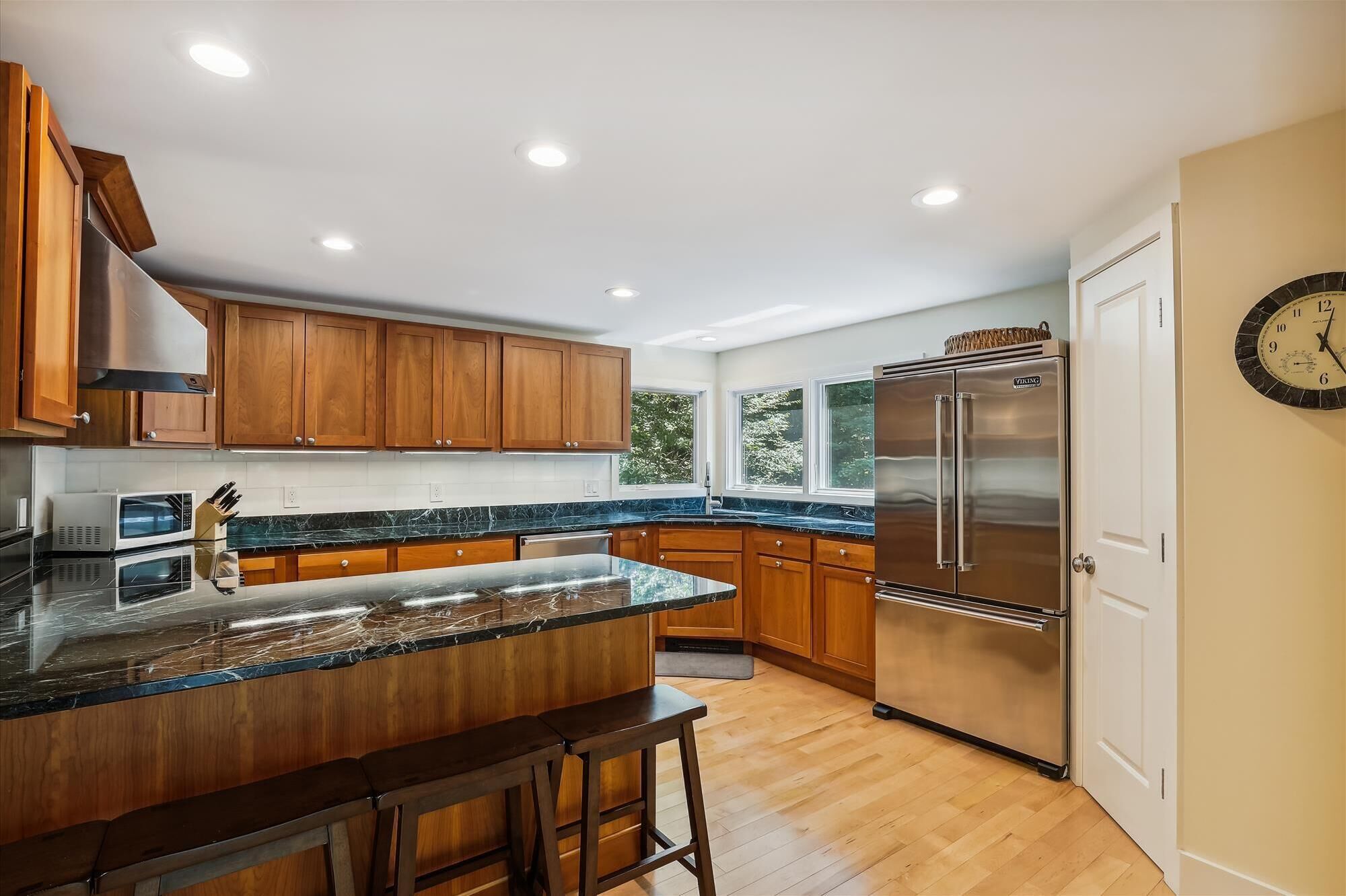 Kylskåp, mikrovågsugn, ugn och spishäll