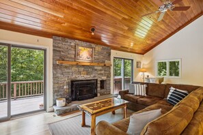 Smart TV, fireplace, table tennis