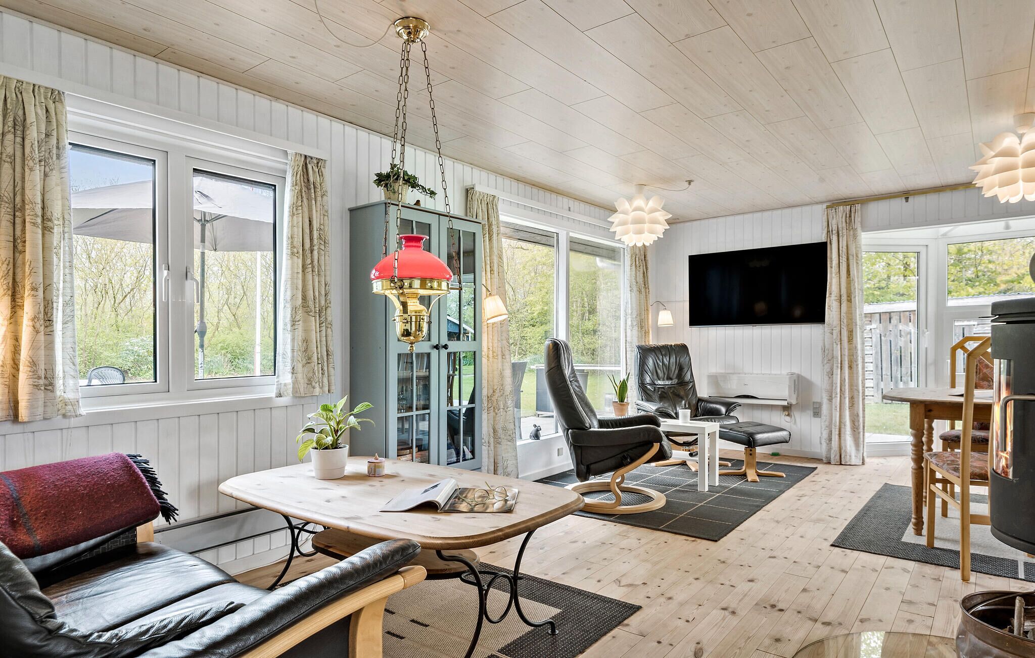 Een televisie en een open haard