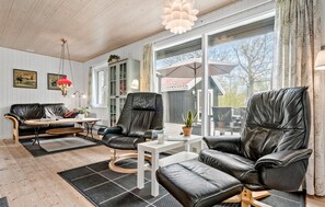 TV, fireplace - Beautiful home in Hemmet with WiFi (Hemmet)