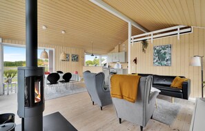 Televisie, een open haard en een stereo