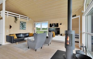 TV, fireplace, stereo - 3 bedroom nice home in Faaborg (Faaborg)