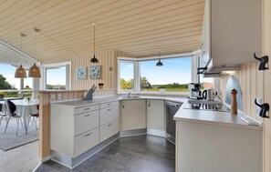 Fridge, stovetop, dishwasher, coffee/tea maker - 3 bedroom nice home in Faaborg (Faaborg)