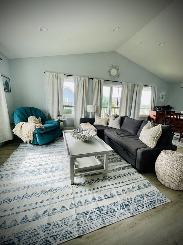 Smart TV, chimenea, tenis de mesa y libros 