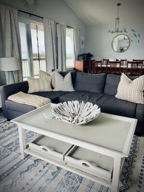 Smart TV, chimenea, tenis de mesa y libros 