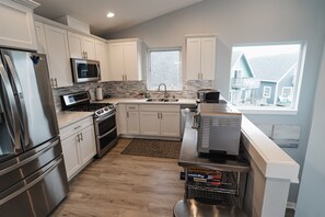 冷蔵庫、電子レンジ、オーブン、コンロ