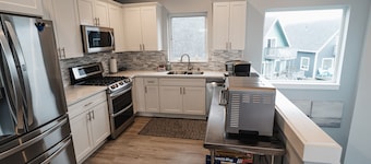 Oceanview | Hot Tub, Game Den, Beach & PetsOK