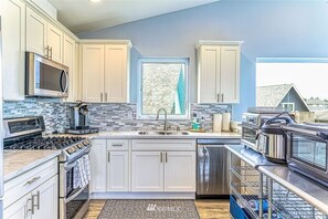 Frigorifero, microonde, forno, piano cottura