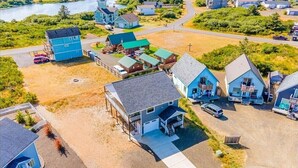 Un quartiere residenziale con case, un molo e un fiume.