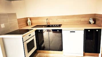 Fridge, oven, stovetop, dishwasher