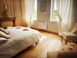 4 bedrooms, soundproofing, iron/ironing board, WiFi