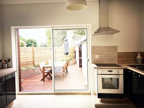 Fridge, oven, stovetop, dishwasher