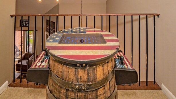 Una botte di legno con decoro a tema bandiera americana, un parapetto in metallo nero e un pavimento rivestito di moquette.