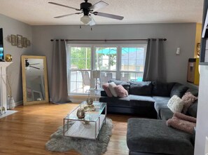 Smart TV - Quiet and spacious home with private pool (Chattanooga)