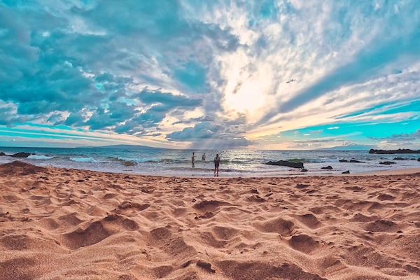 En la playa, camastros y toallas de playa