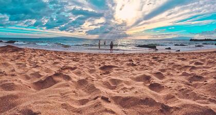 Maui Sunset Retreat: King Bed, Steps to the Beach, Pool, Gym, Sleeps 7!