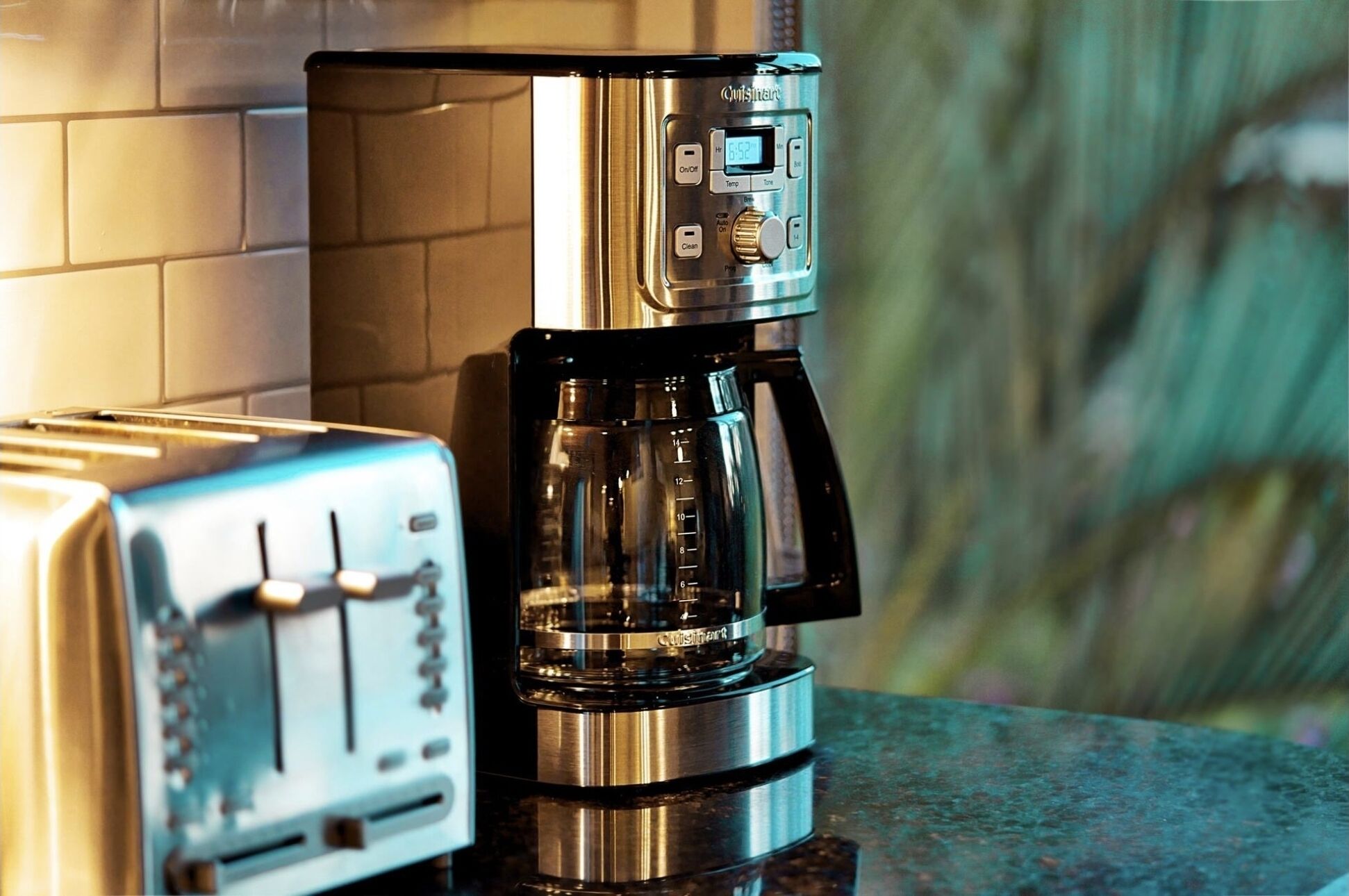 Eine Küche mit Kaffeemaschine und Toaster.