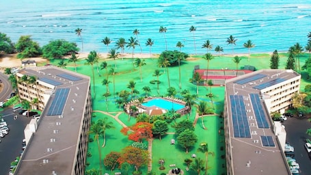 外観. Spacious Oceanfront Maui Sunset Condo: Steps to BEACH, King Bed, Pool, Gym, AC