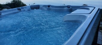 Deep Bay Ocean Front Cottage - Private Getaway with  Hot Tub