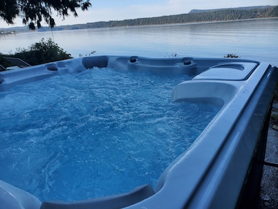 Deep Bay Ocean Front Cottage - Private Getaway with Hot Tub