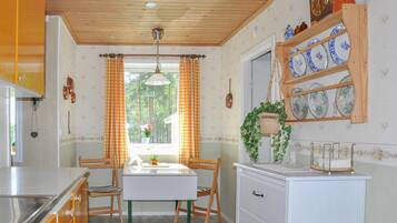 KĂŒhlschrank, Herdplatte, Wasserkocher mit Kaffee-/Teezubehör