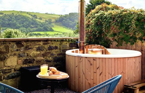 Unique heated Yurt with Hot tub - 5 mins from beach