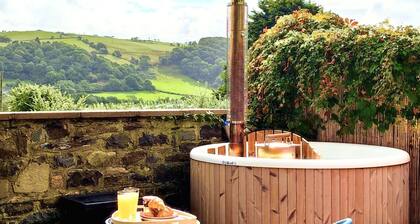 Unique heated Yurt with Hot tub - 5 mins from beach