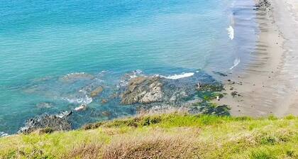 Luxury heated Yurt with Hot tub - 5 mins from beach