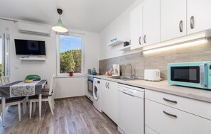 Fridge, oven, dishwasher, coffee/tea maker