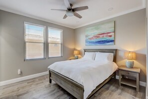 2 habitaciones, escritorio, tabla de planchar con plancha y wifi gratis 