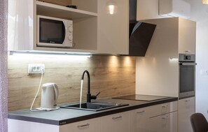 Frigorífico, microondas, placa de cocina y lavavajillas