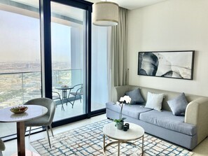 Deluxe-Apartment (1 Bedroom) | Wohnbereich | 1-cm-Plasmafernseher mit Satellitenempfang, Fernseher
