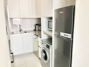 Appartement Deluxe (1 Bedroom) | Cuisine privée | Four à micro-ondes, un four, grille-pain, vaisselle et ustensiles