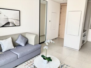 Appartement Deluxe (1 Bedroom) | Salle de séjour | Téléviseur au plasma de 1 cm avec télévision par satellite, téléviseur