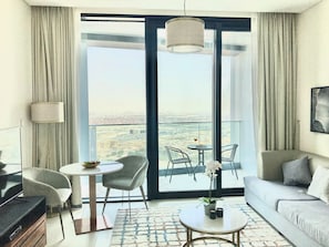 Deluxe-Apartment (1 Bedroom) | Wohnzimmer | 1-cm-Plasmafernseher mit Satellitenempfang, Fernseher