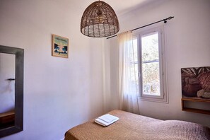 2 quartos, escrivaninha, ferros/tábuas de passar roupa, berço de viagem