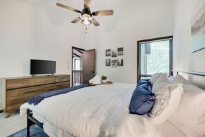 4 bedrooms, desk, iron/ironing board, free WiFi